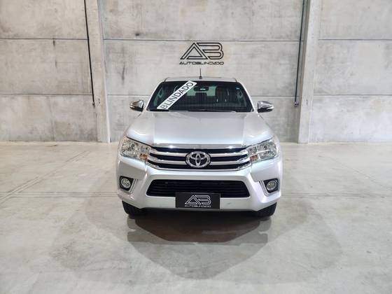 TOYOTA HILUX 2.8 SR 4X4 CD 16V DIESEL 4P AUTOMÁTICO TOYOTA HILUX 2.8 SR 4X4 CD 16V DIESEL 4P AUTOMÁTICO